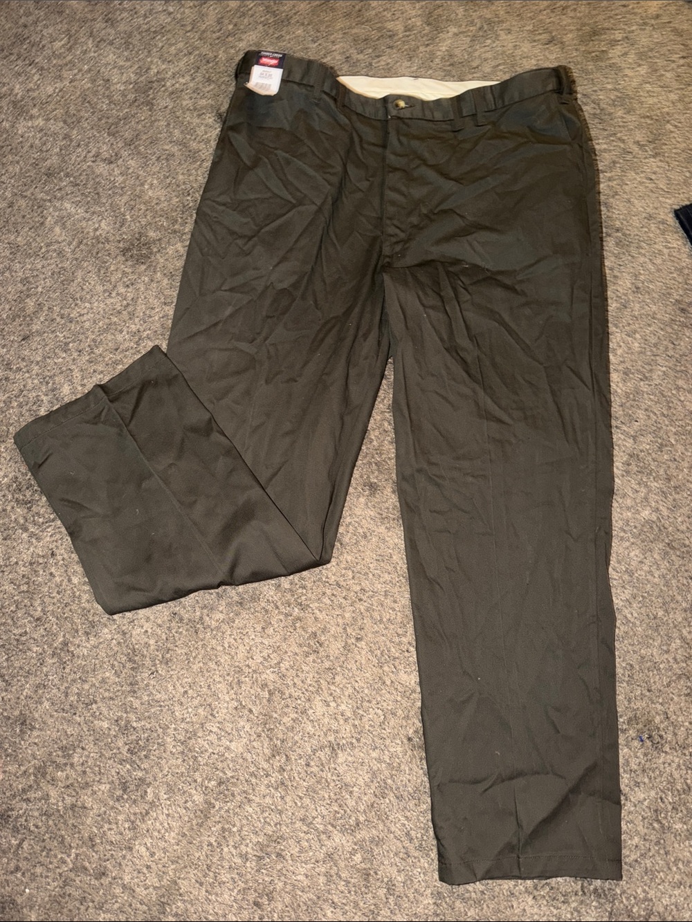 Timber Creek by Wrangler flat front perfect fit 44x32 olive adjustable